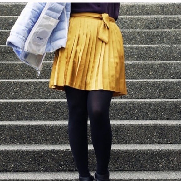 GAP Dresses & Skirts - NWT Gap pleated gold skirt 12
